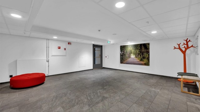 Det medfølger 1 garasjeplass med leiligheten. Sameiet disponerer i tillegg gjesteparkeringsplasser