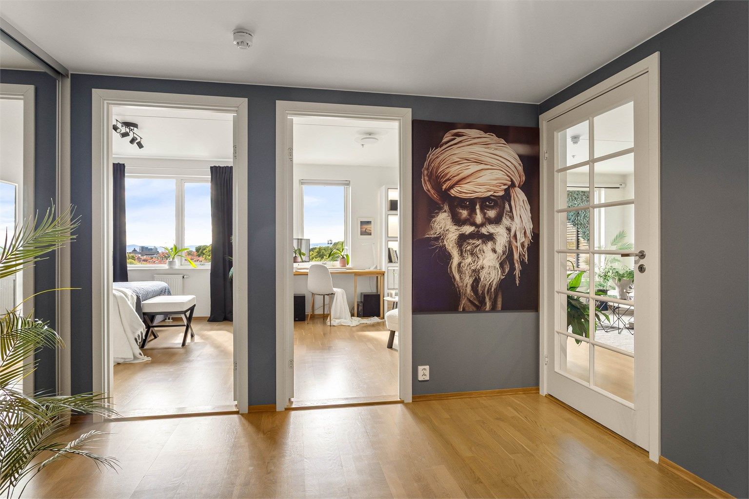 Fra entréen er det adkomst til alle rom i leiligheten, noe som gir en god flyt.