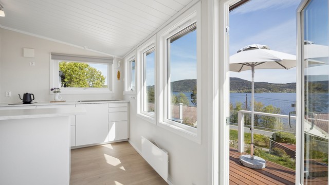 Kjøkken med pen IKEA innredning fra 2022 med glatte fronter