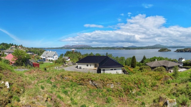 Velkommen til denne flotte utsiktstomten i Søre Ådlandsvik!