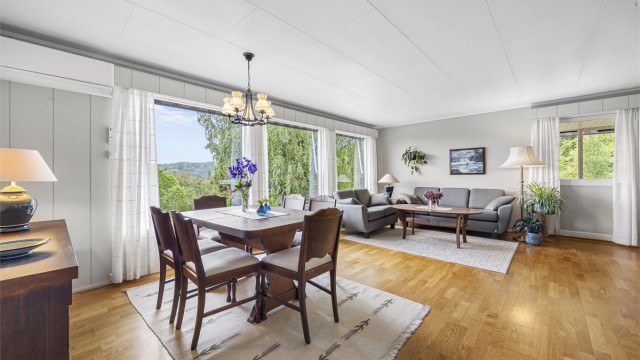 Stuen har god plass til både sofagruppe og spisebord.