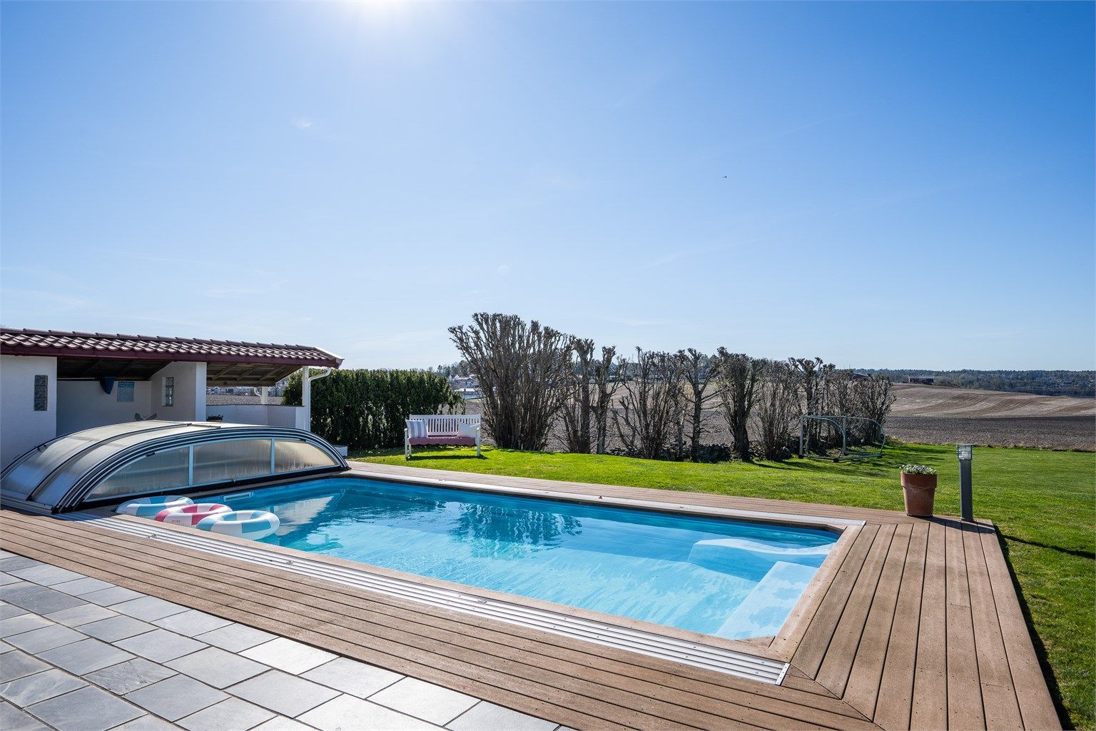 Svømmebassenget har et teknisk rom i kjelleren på badehuset.