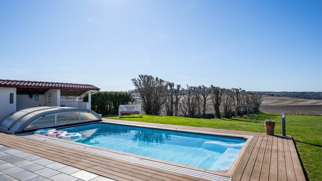 Svømmebassenget har et teknisk rom i kjelleren på badehuset.