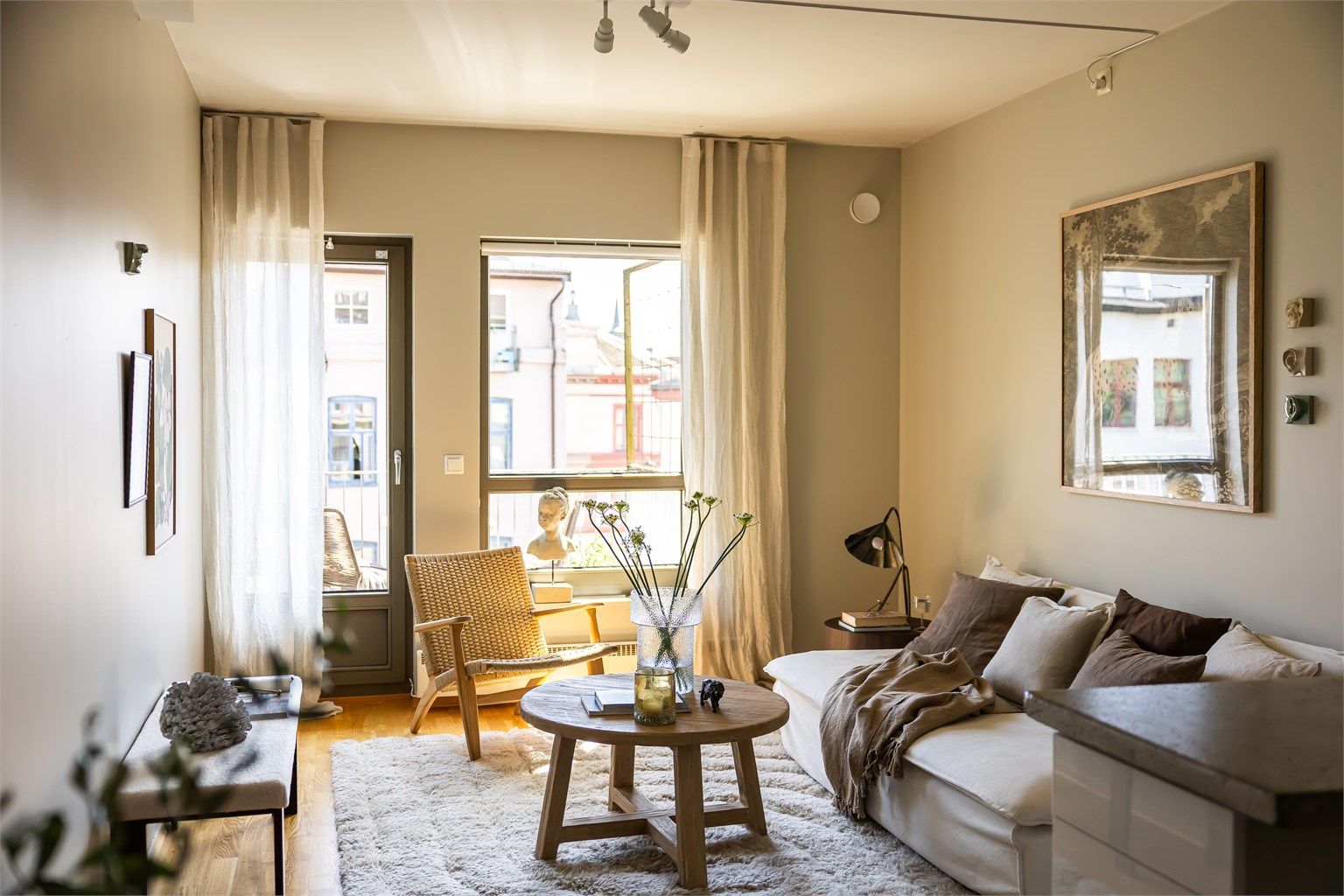 Leiligheten ligger i et bygg fra 2011 med en gjennomgående standard fra byggeår.
