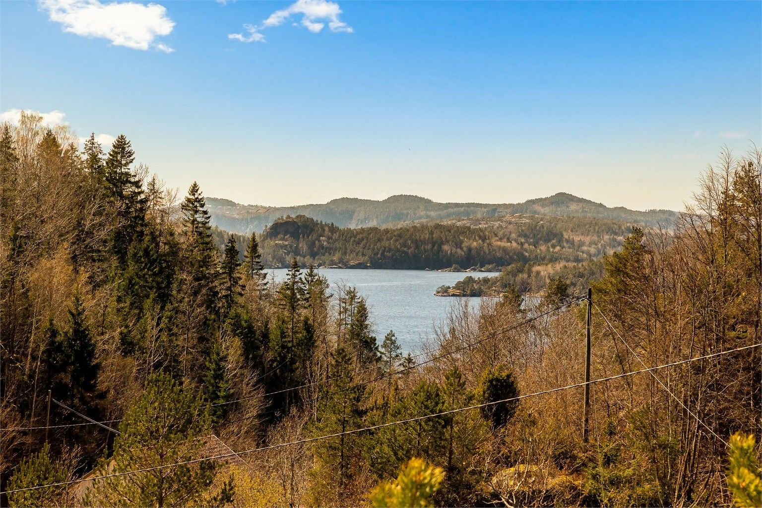 Fra eiendommen er det også utsikt mot Fossingfjorden og bebyggelsen i Kragerø.