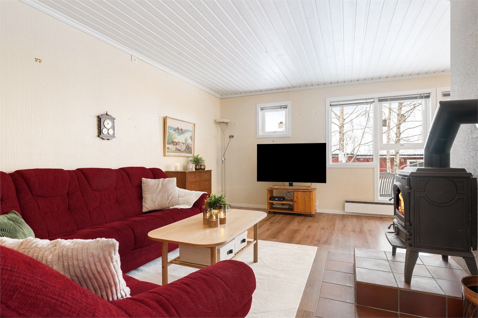 God plass i stuen til stor hjørnesofa og annet møblement.