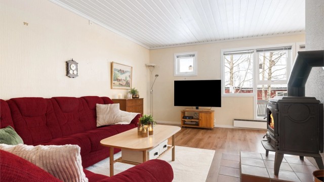 God plass i stuen til stor hjørnesofa og annet møblement.