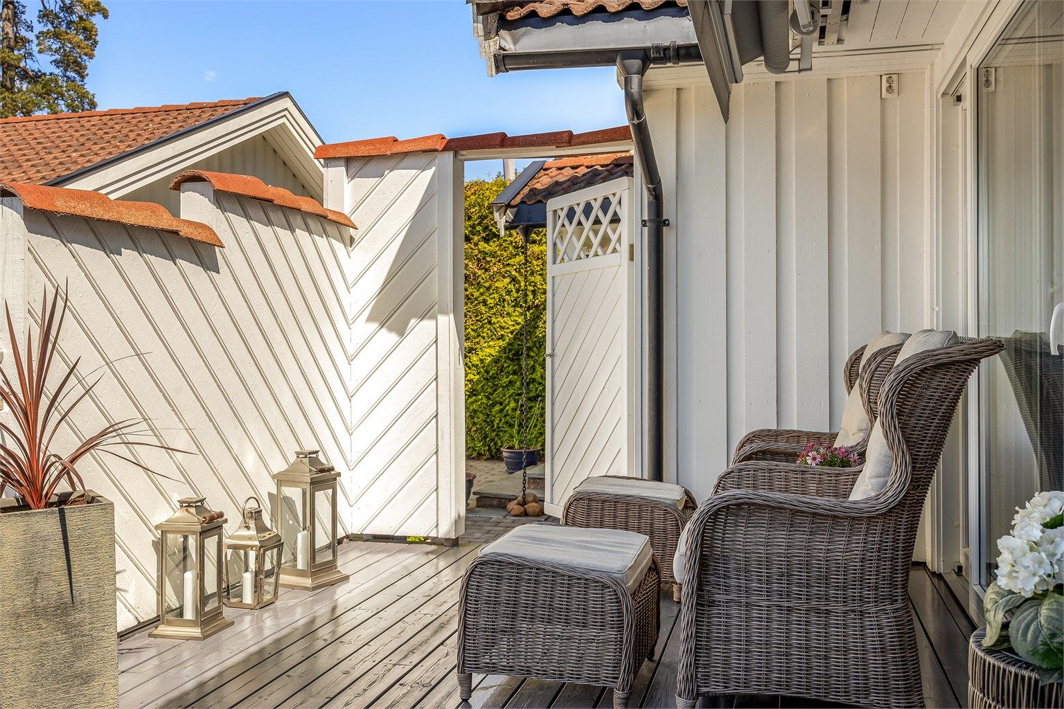 Verandaen utenfor spisestuen er en lun og skjermet uteplass.