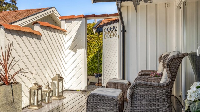 Verandaen utenfor spisestuen er en lun og skjermet uteplass.