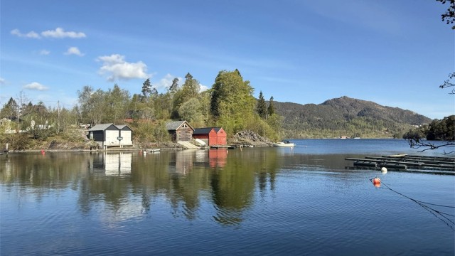 Naustet ligger meget fint til i idylliske Nordåsvannet.