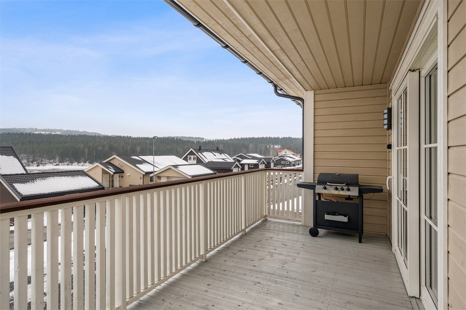 Romslig veranda som strekker seg i vinkel rundt boligen.