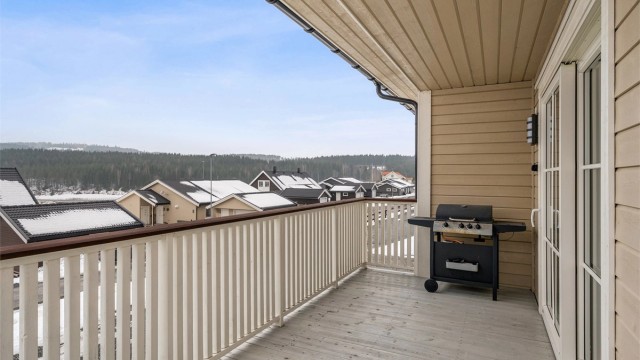 Romslig veranda som strekker seg i vinkel rundt boligen.