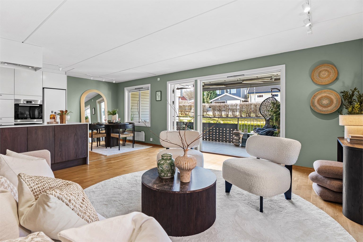 Stue med store glassflater og utgang mot balkongen, denne leiligheten er en endeleilighet med vindu i gavlveggen. Dette gir gode lysforhold og et luftig preg. 