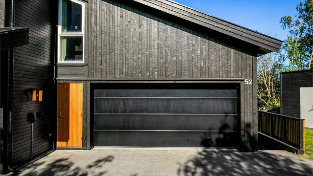 Boligen har en stor innebygget garasje på 36 kvm. Elbil-lader er montert på veggen på utsiden