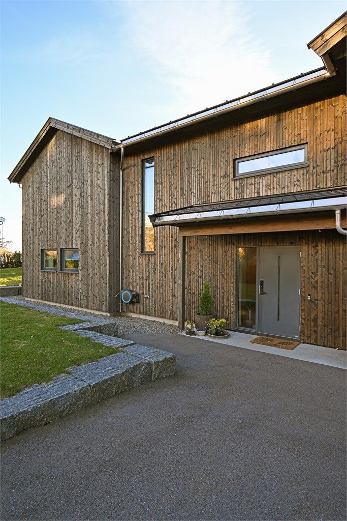 ygningen fremstår med svært moderne løsninger, funksjonell planløsning og et generelt høyt kvalitetsnivå.