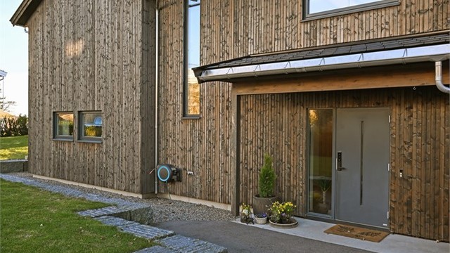 ygningen fremstår med svært moderne løsninger, funksjonell planløsning og et generelt høyt kvalitetsnivå.