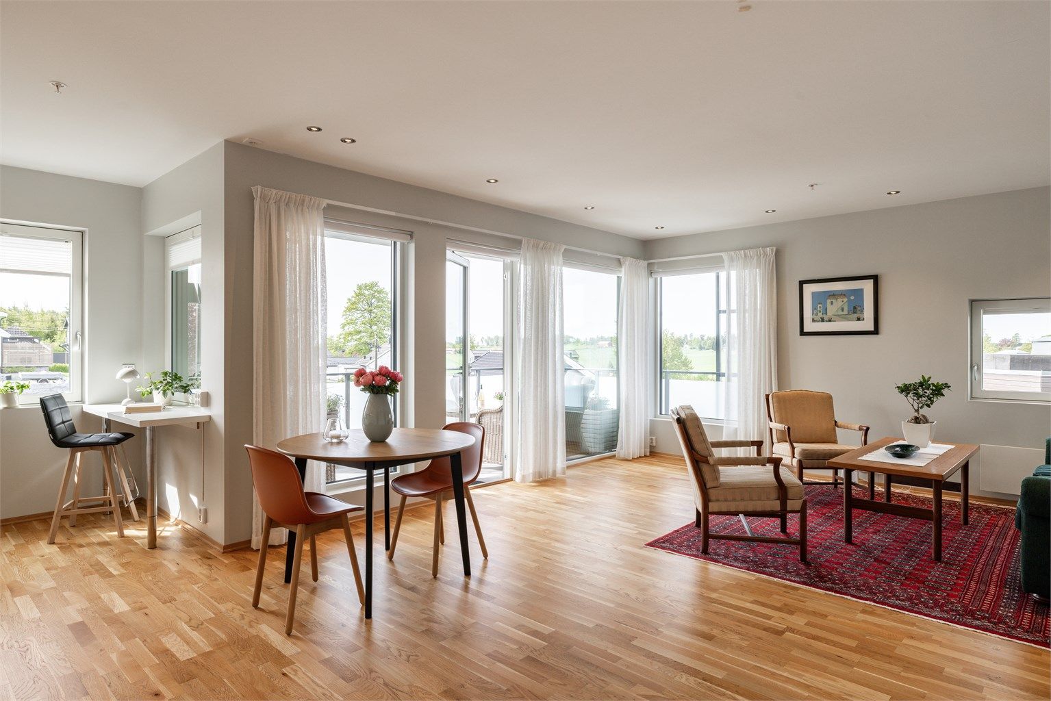 Lys og åpen stue med adkomst til romslig, flislagt veranda 