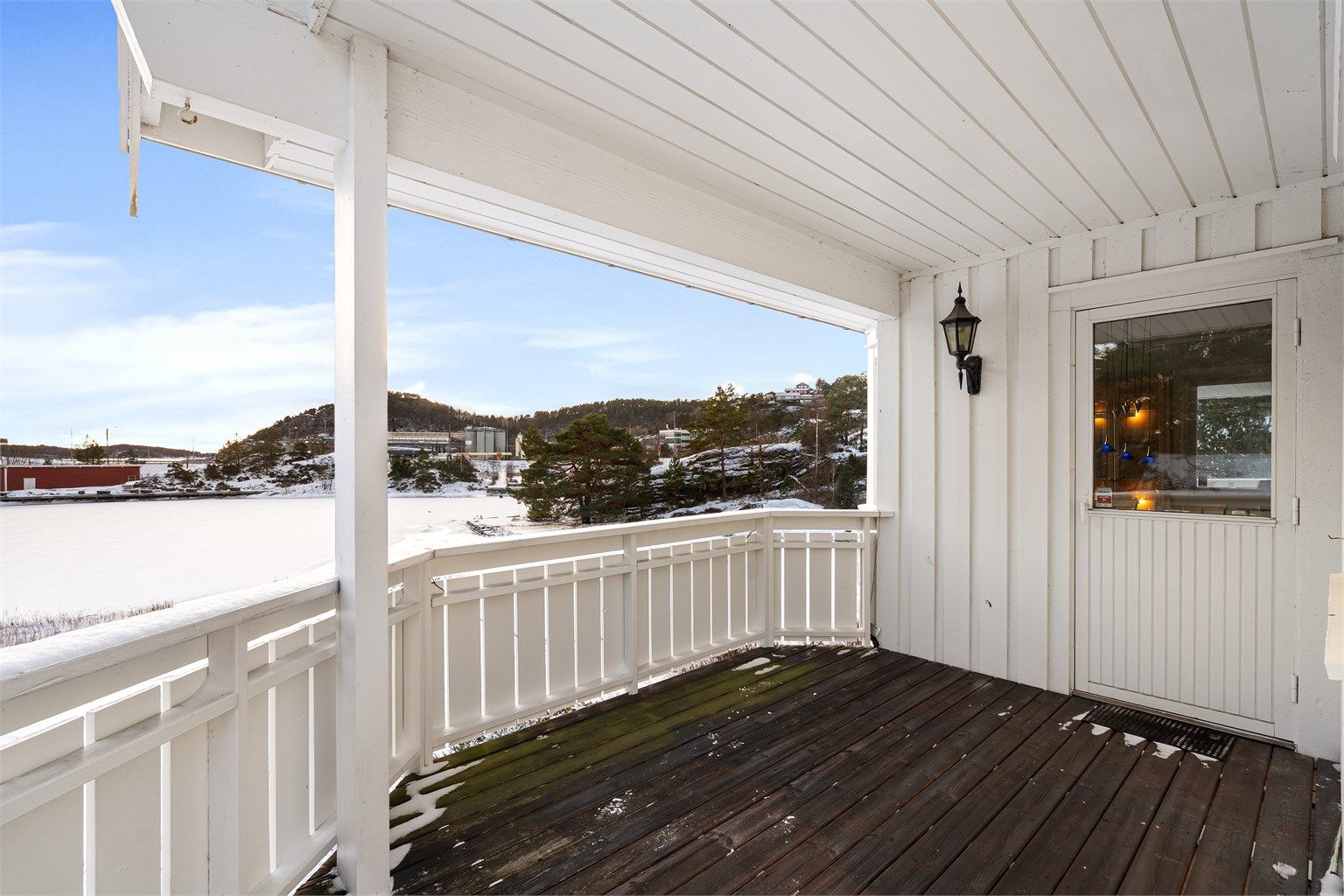 Overbygget terrasse med plass til utemøbler.
