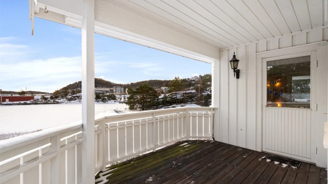 Overbygget terrasse med plass til utemøbler.