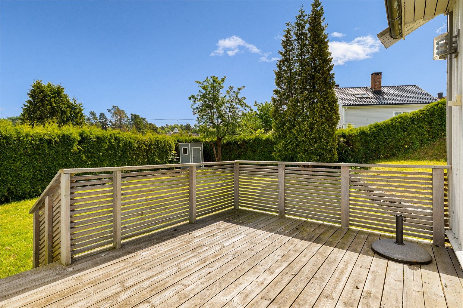 Sør-østvendt terrasse med direkte adkomst fra stua.