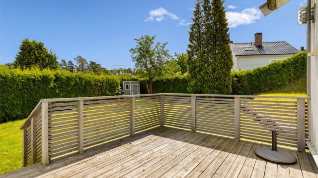 Sør-østvendt terrasse med direkte adkomst fra stua.
