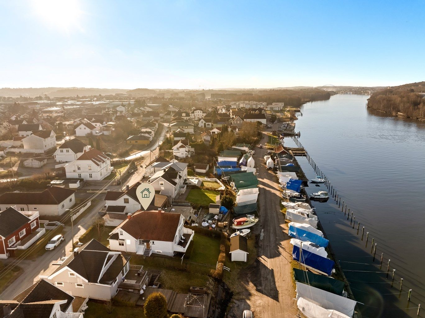 Johs Bergersens vei 11 presenteres av Atle Horvei i Krogsveen. Eiendommen ligger i første rekke mot elven, ytterst blant veletablert boligbebyggelse på Sellebakk.