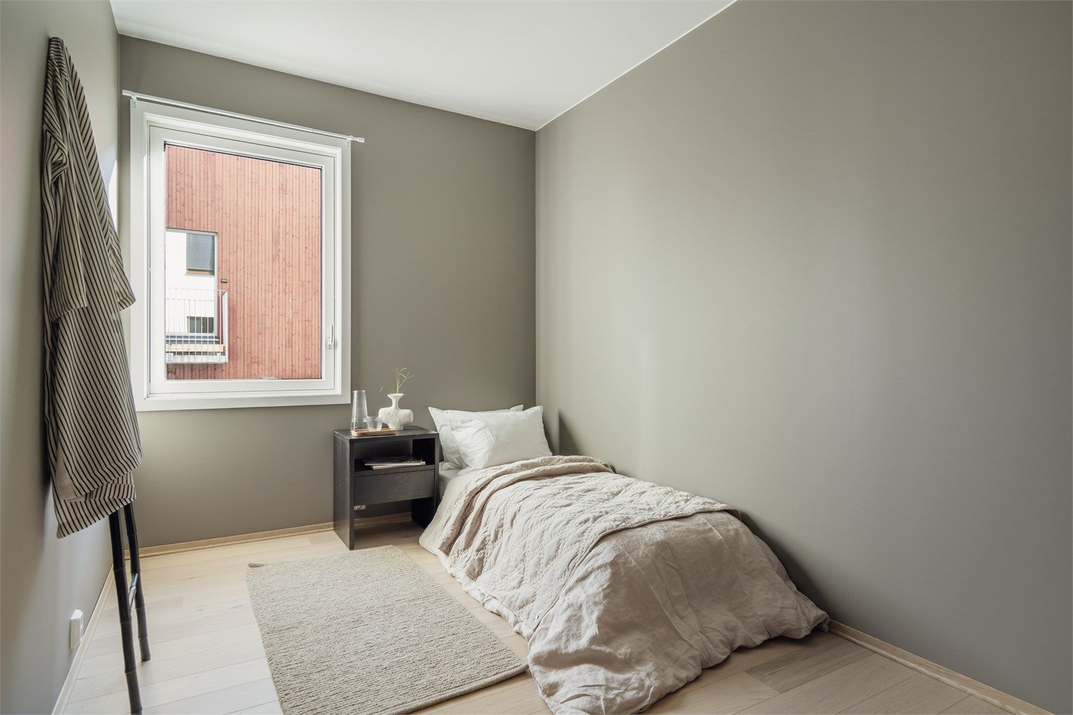 To av leilighetens tre soverom er utmerkede barnerom, deriblant dette med over 8 kvm. gulvflate.