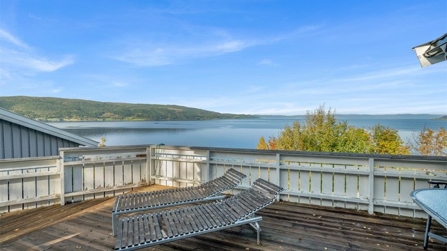 Uteplassen har rikelig med plass til solsenger og utemøblement.