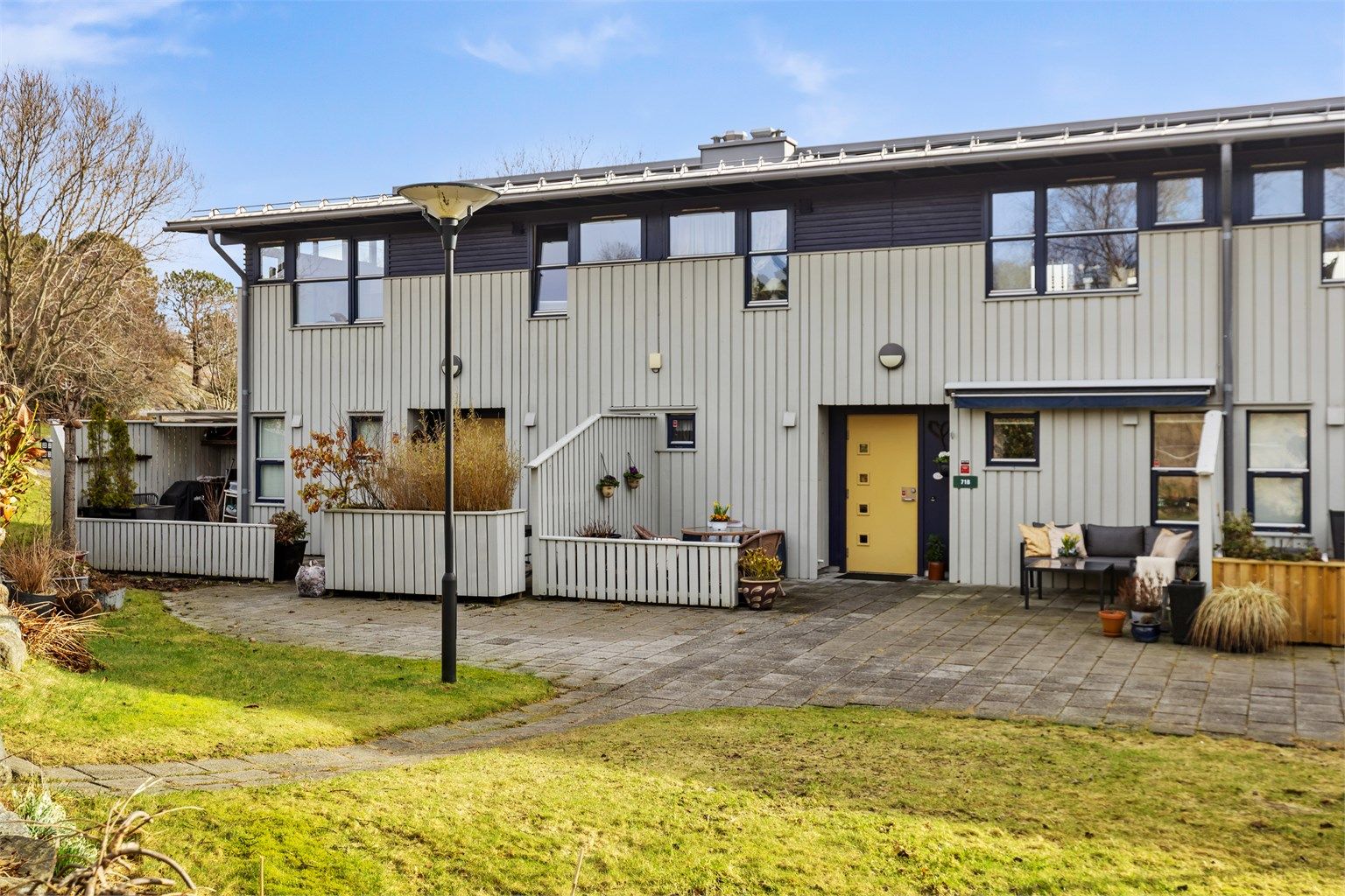 Leiligheten beliggenhet er i et etablert og fredelig nabolag.