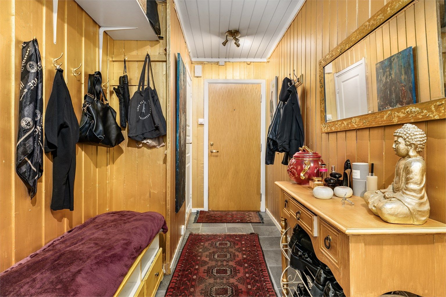 Entréen har plass til oppbevaring av yttertøy og sko.