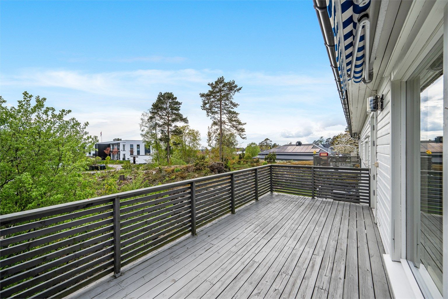 En herlig uteplass hvor du kan nyte solen fra ca. kl. 09.30 til ca. kl. 19.30.