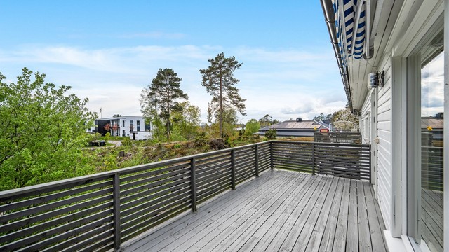 En herlig uteplass hvor du kan nyte solen fra ca. kl. 09.30 til ca. kl. 19.30.