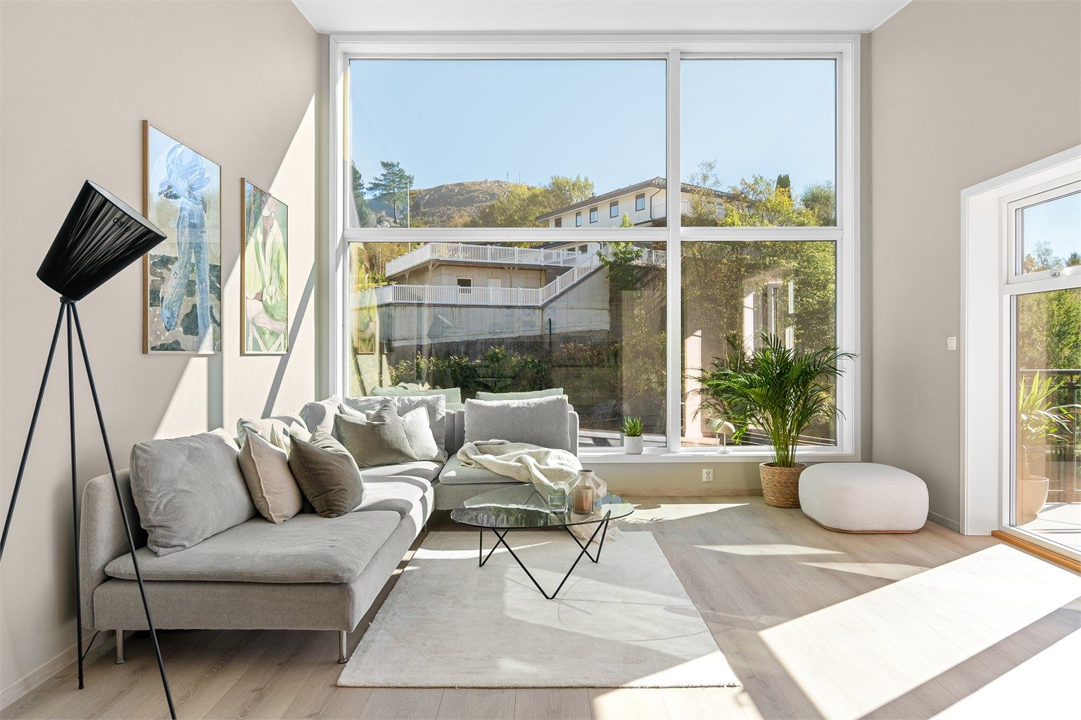 - Meget behagelig atmosfære i stuen med ekstra store vindusflater som slipper inn mye naturlig lys -