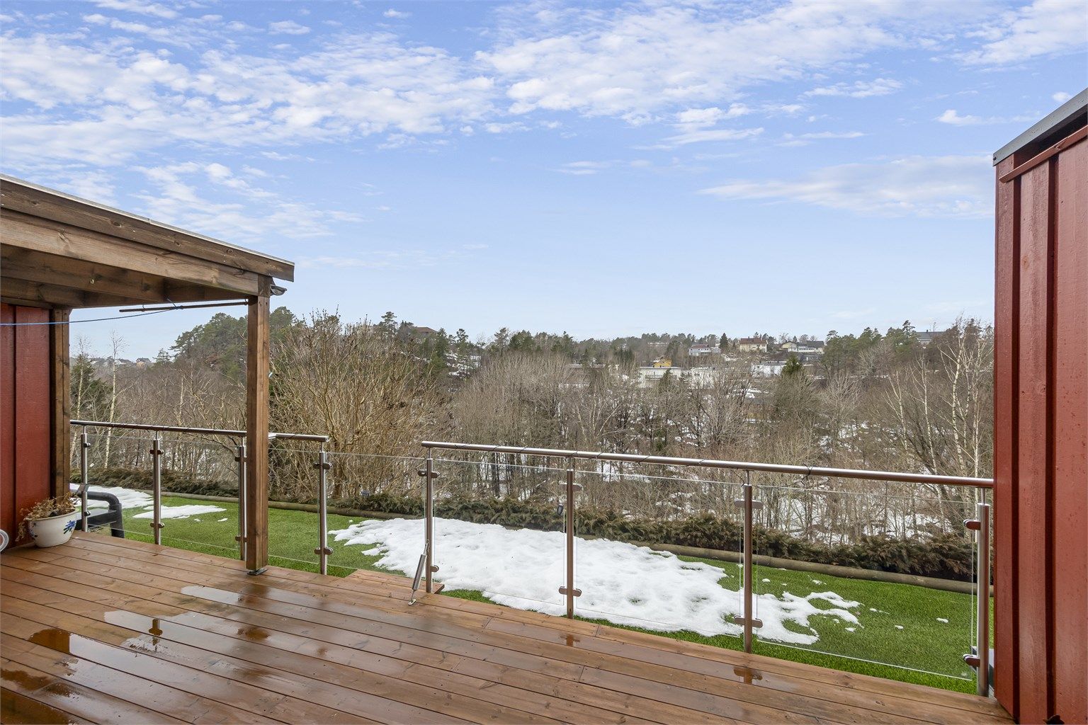 Fin utsikt fra verandaen. Solsiden ligger svært sentralt til bla. sentrum, busstopp og dagligvare. 