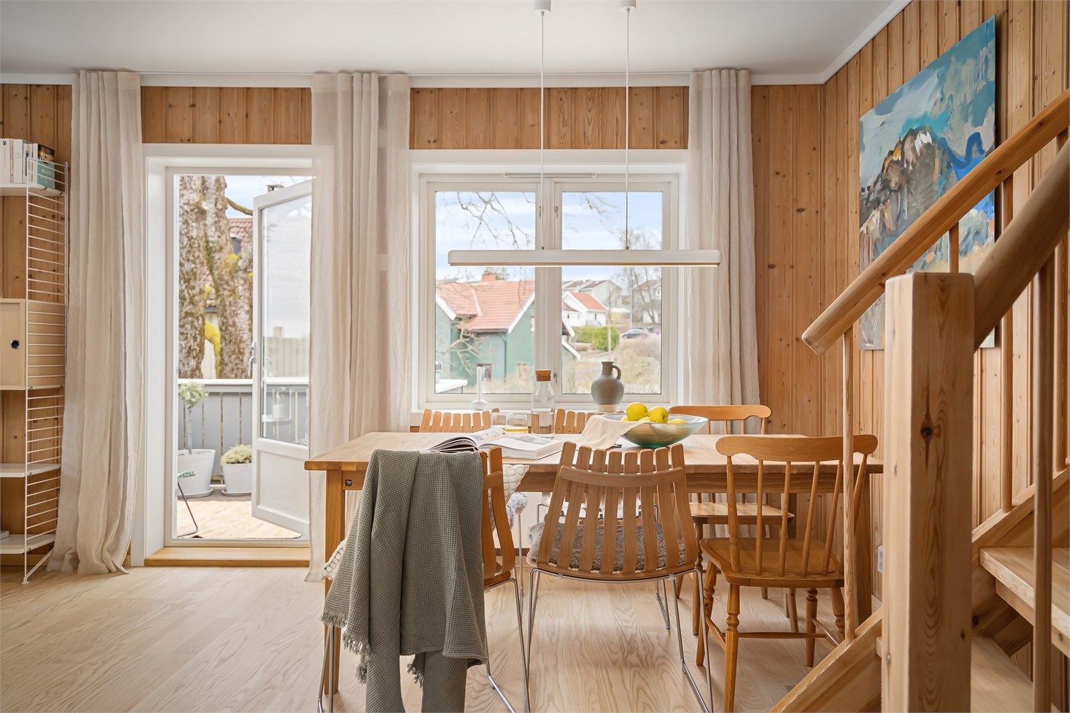 Balkongen fungerer fint som en forlengelse av stuen på sommerhalvåret