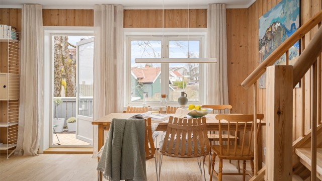 Balkongen fungerer fint som en forlengelse av stuen på sommerhalvåret