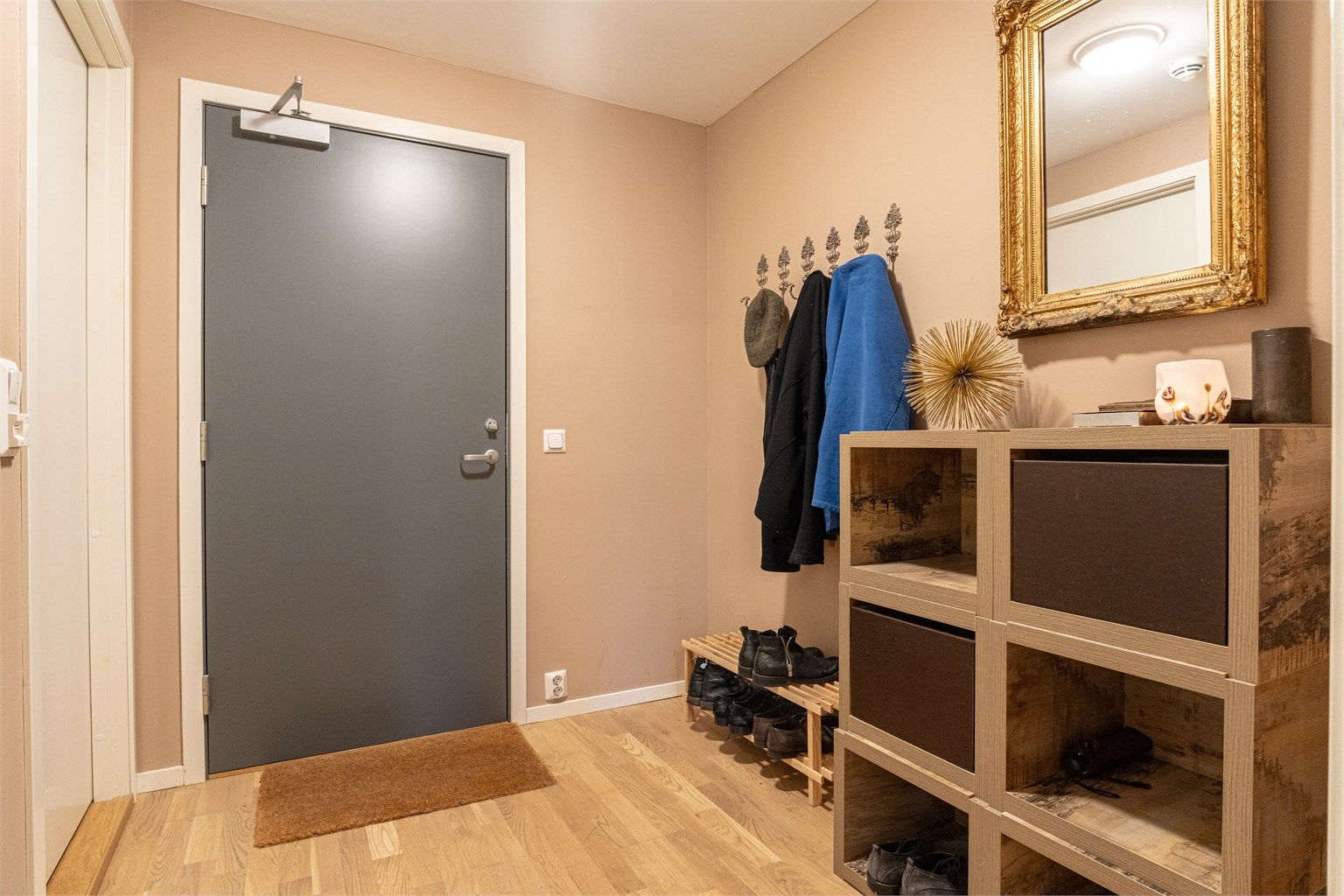 Velkommen inn til en innbydende og praktisk entré.