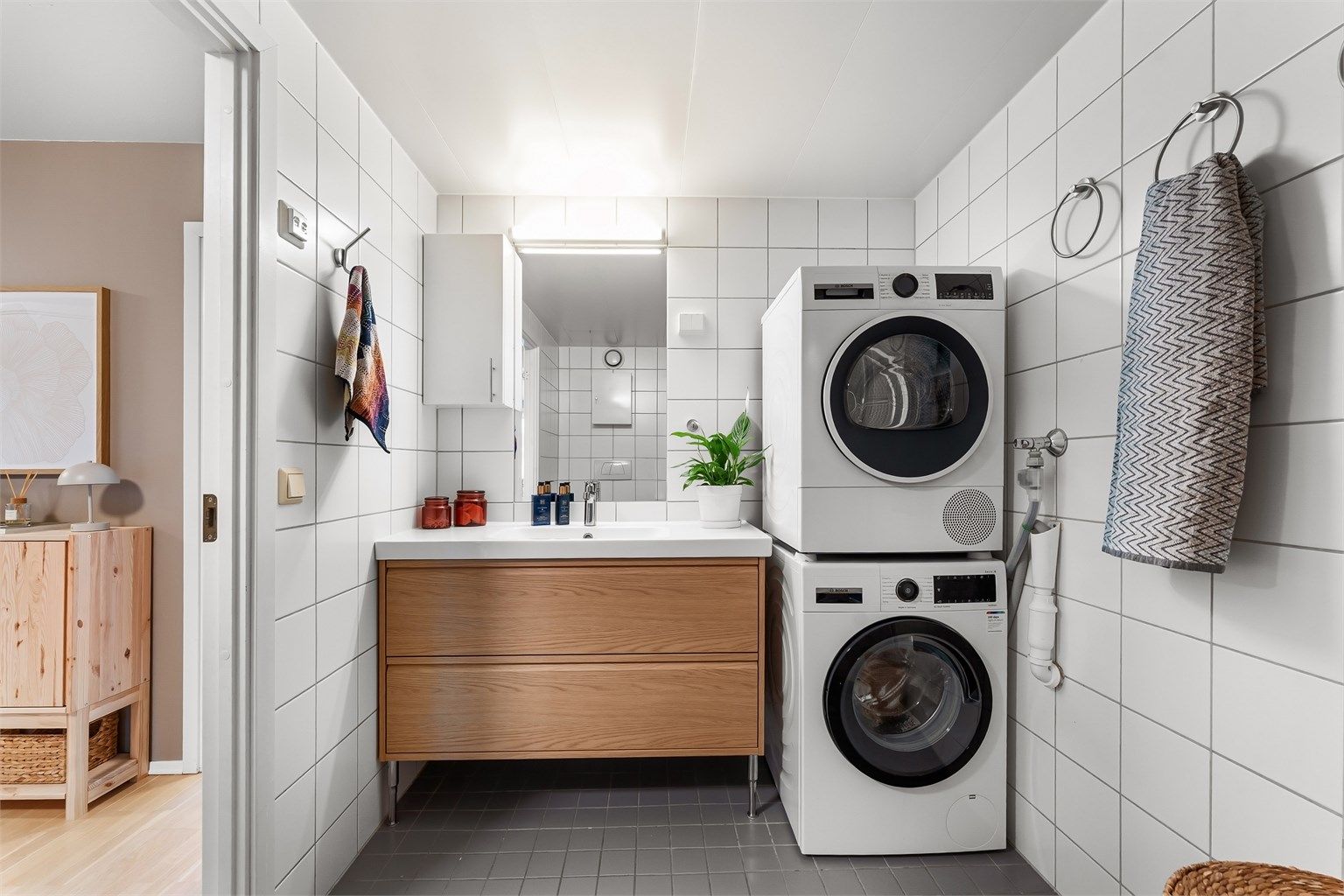 Badet har en nyere servantinnredning og praktisk opplegg for vaskesøyle.