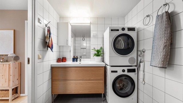 Badet har en nyere servantinnredning og praktisk opplegg for vaskesøyle.