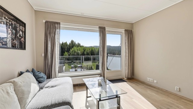 Leilighetens stueavdeling har fin plass til sofakrok og er åpen også mot kjøkken med mulighet for plassering av spiseplass