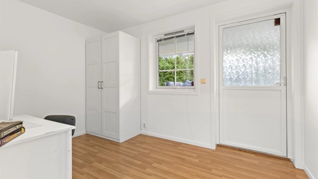 Soverommet har direkte utgang til markterrassen.