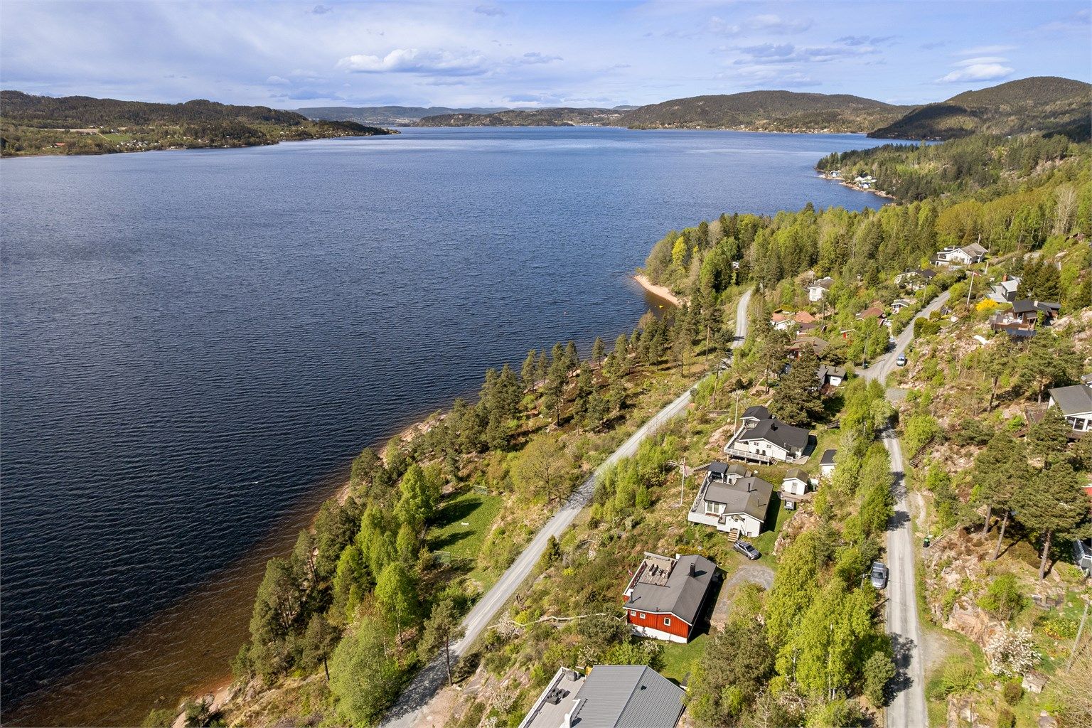 Med fjorden som nærmeste nabo - Trapp ned  fra hytta og bilvei på baksiden ned til hytta 