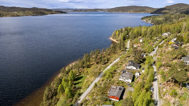 Med fjorden som nærmeste nabo - Trapp ned fra hytta og bilvei på baksiden ned til hytta