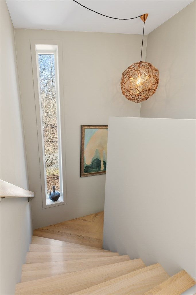 Trappen fra entreen i 1.etasje til stuen i 2.etasje.