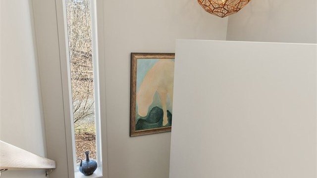 Trappen fra entreen i 1.etasje til stuen i 2.etasje.