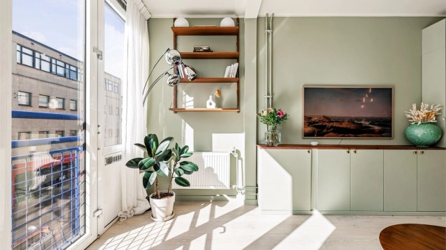 Leiligheten har god takhøyde og store vindusflater vegg til vegg som slipper inn rikelig med lys og skaper en luftig atmosfære.