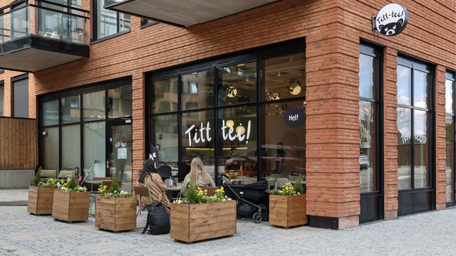 Småbarnsforeldre trives og barna har det gøy på kafé-lekerommet Titt-tei!