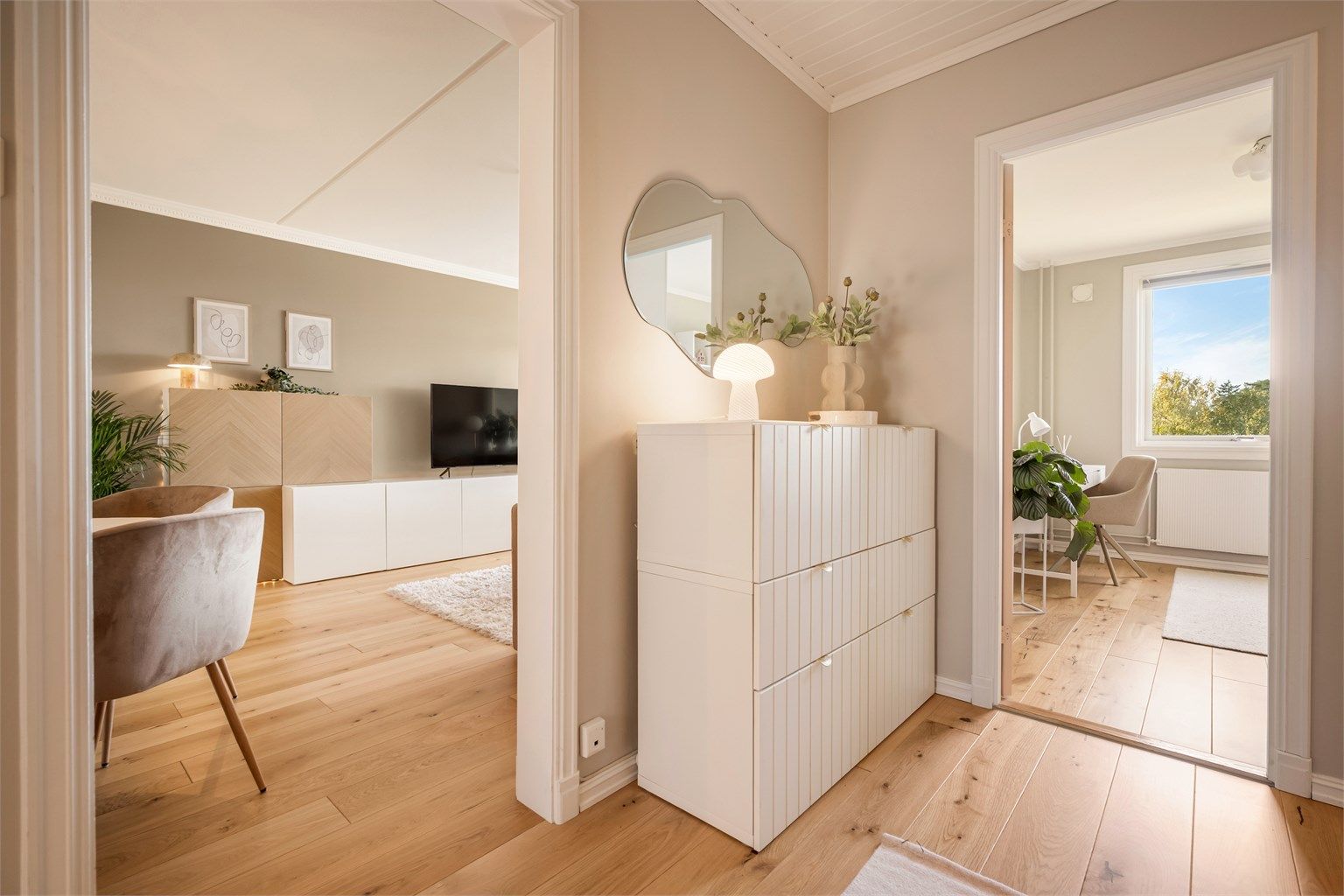 Malt trepanel i himling og parkett på gulv binder rommene sammen. Foto: Martine Eren Jacobsen