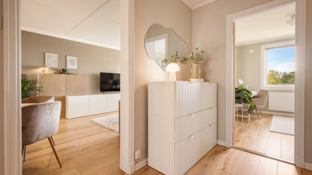 Malt trepanel i himling og parkett på gulv binder rommene sammen. Foto: Martine Eren Jacobsen