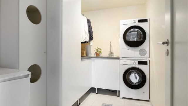 Praktisk, separat vaskerom med opplegg for vaskemaskin og tørketrommel.